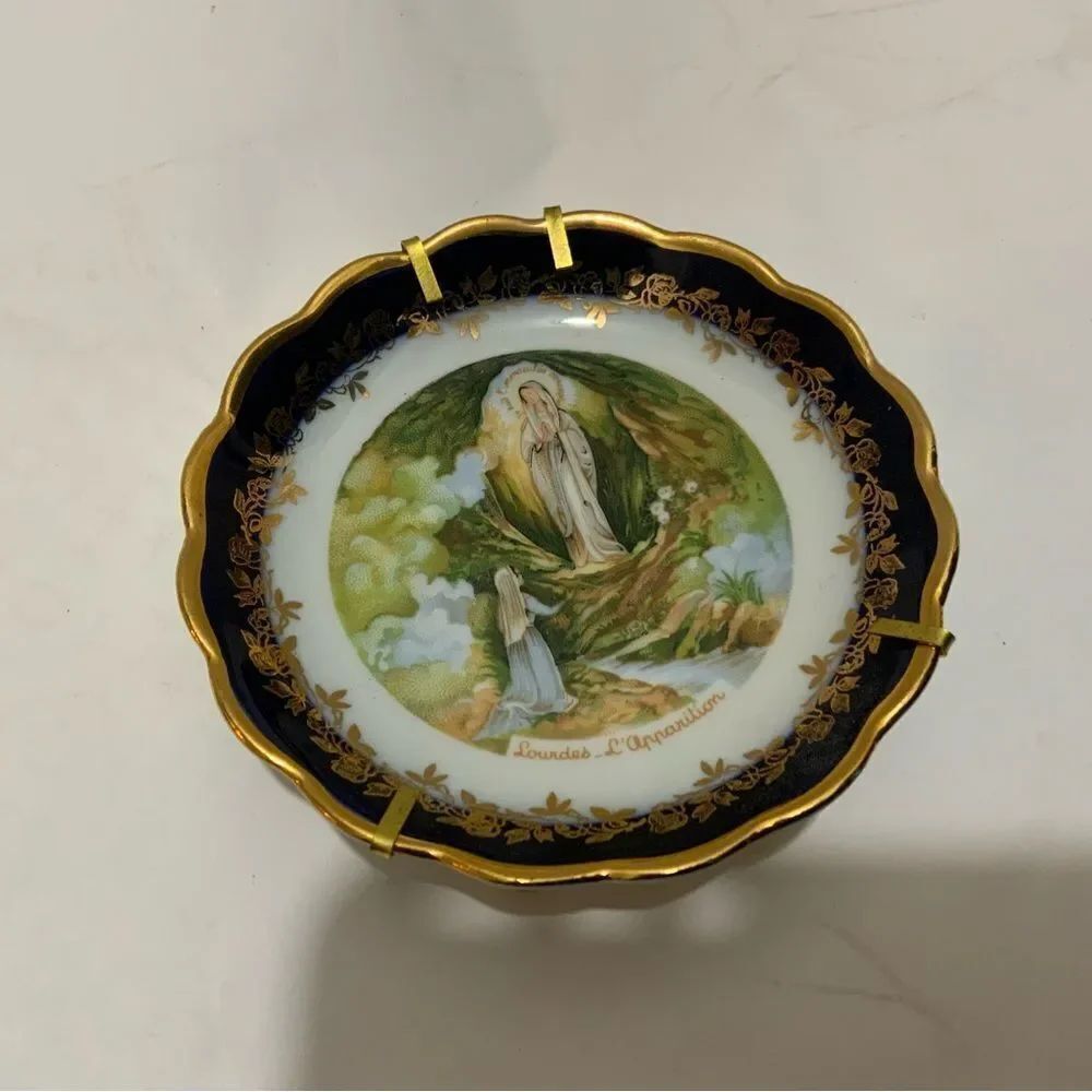 LIMOGES FRANCE MINIATURE DOLLHOUSE PLATE & Stand Mary Lourdes Souvenir 4” A13